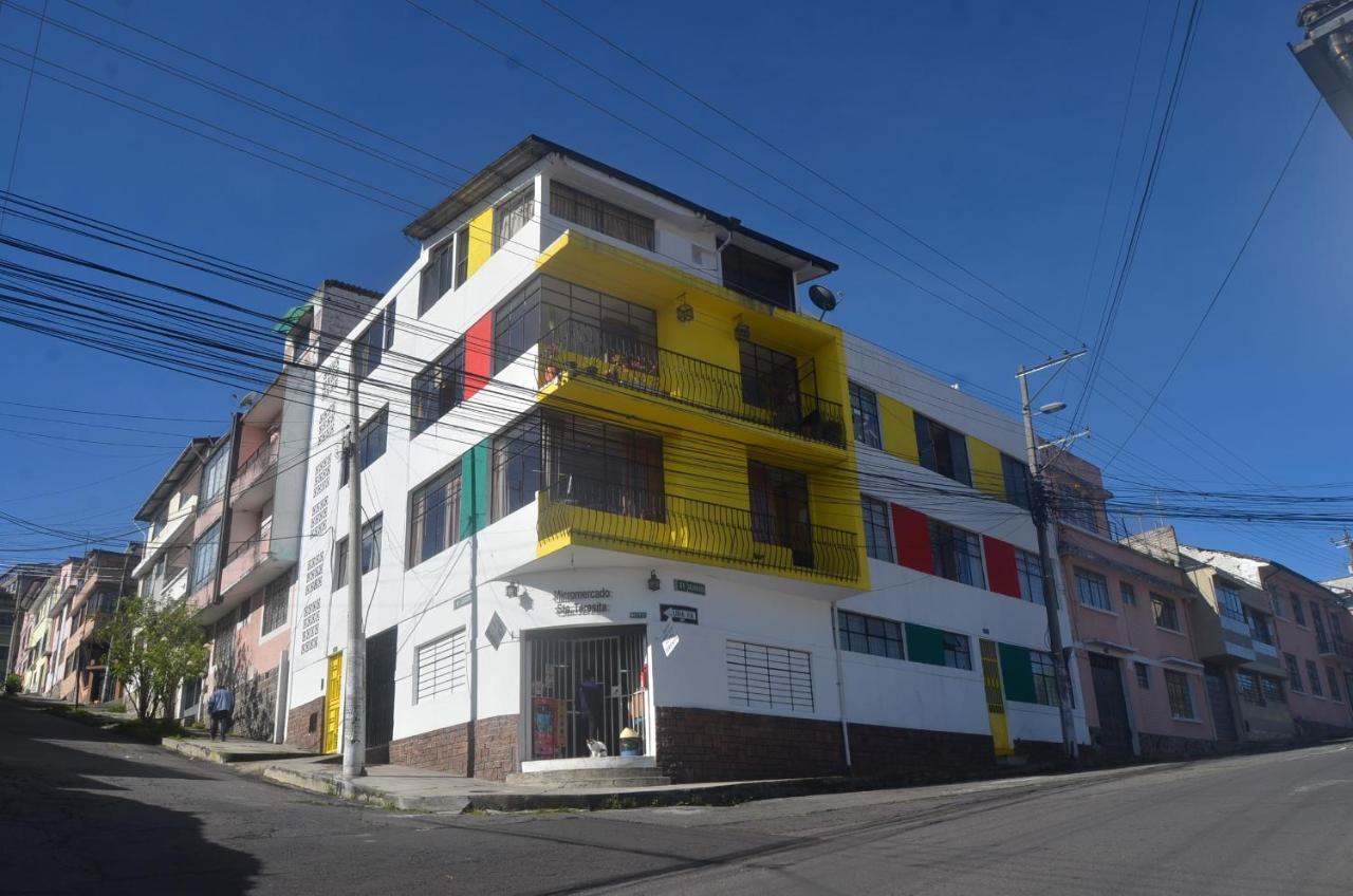 The Quito Guest House With Yellow Balconies For Travellers Zewnętrze zdjęcie
