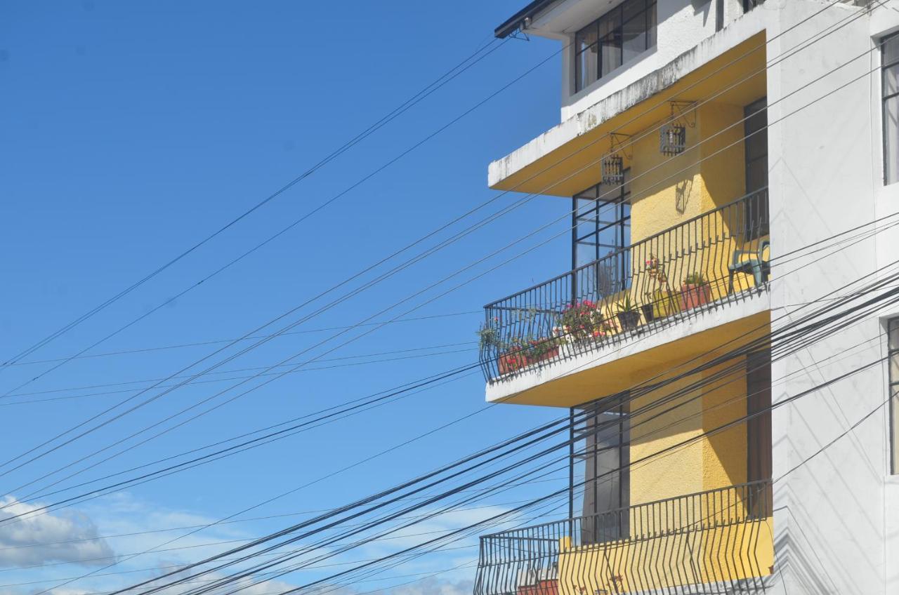 The Quito Guest House With Yellow Balconies For Travellers Zewnętrze zdjęcie