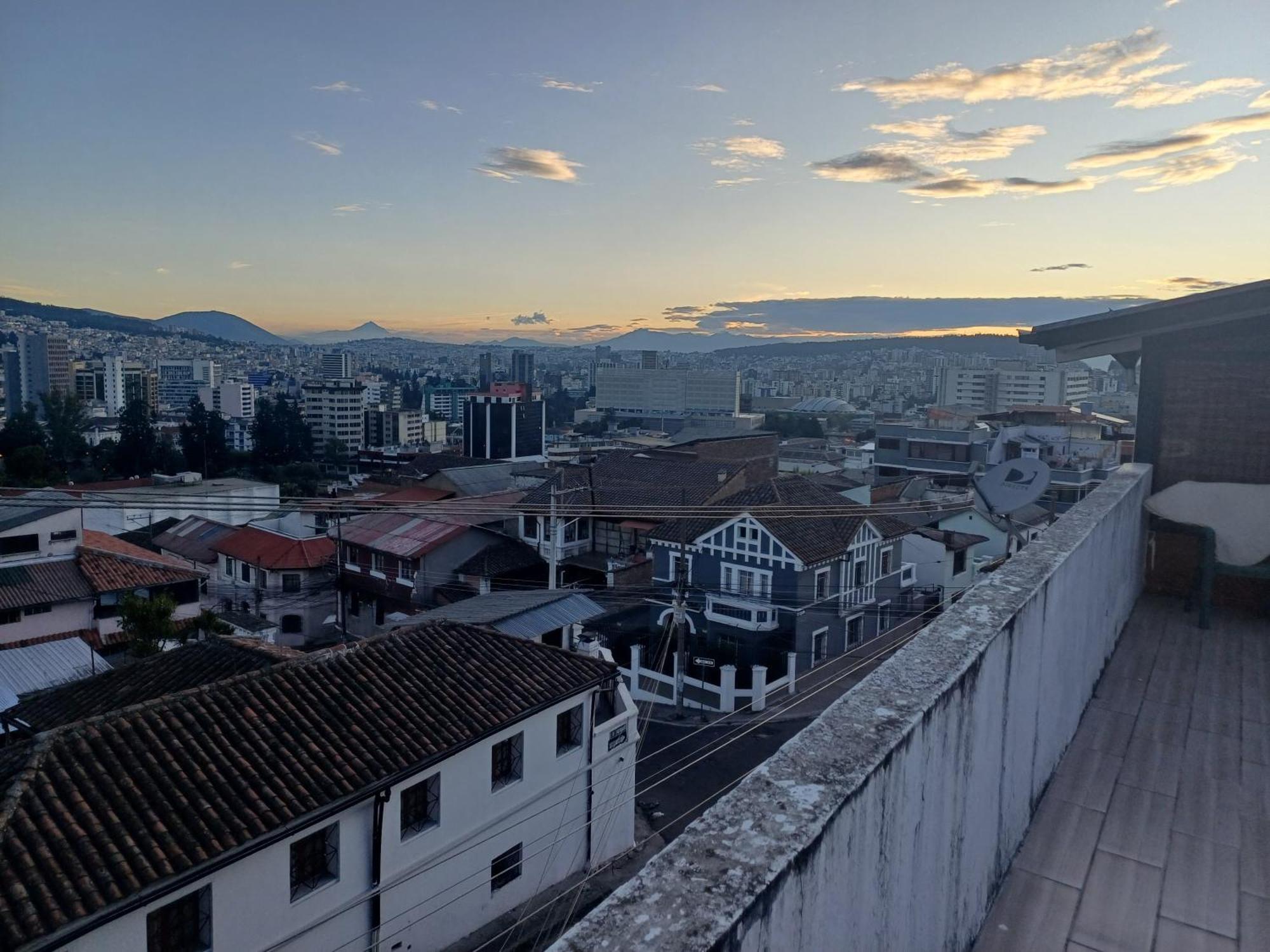 The Quito Guest House With Yellow Balconies For Travellers Zewnętrze zdjęcie