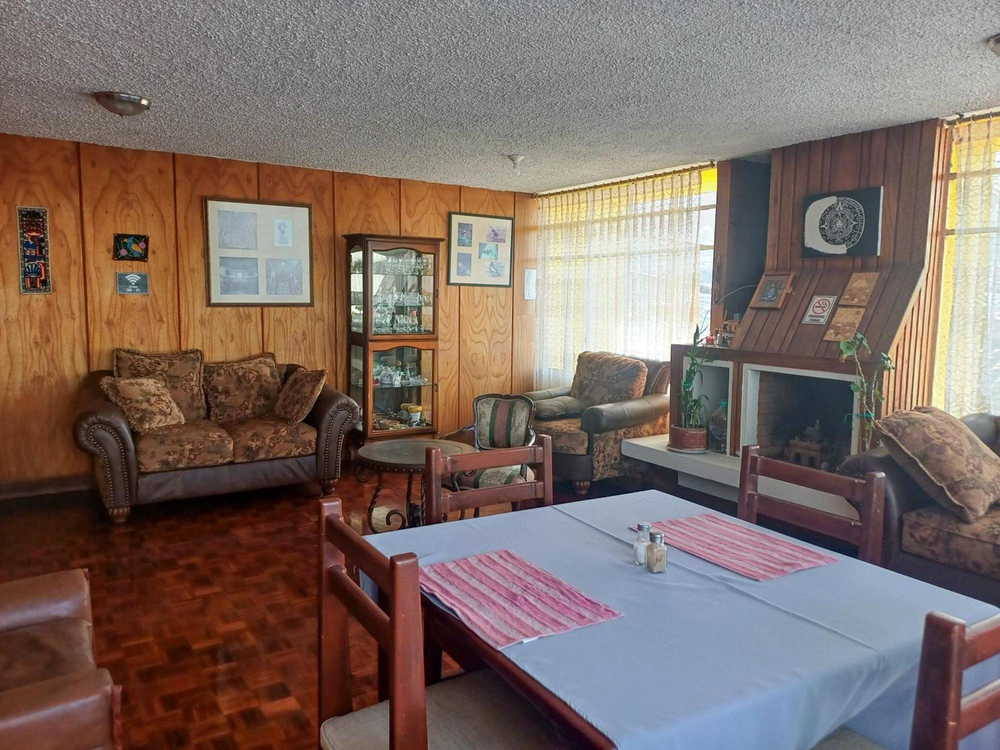 The Quito Guest House With Yellow Balconies For Travellers Zewnętrze zdjęcie