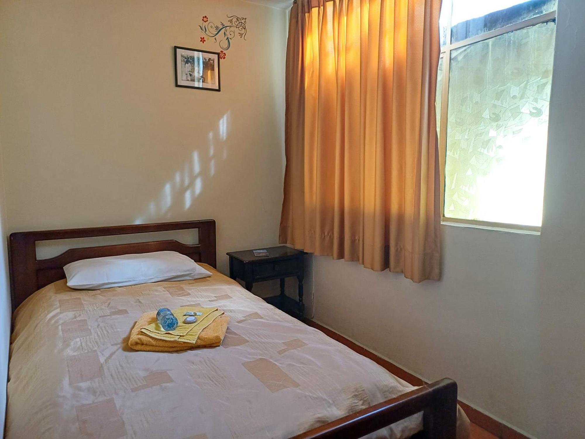 The Quito Guest House With Yellow Balconies For Travellers Zewnętrze zdjęcie