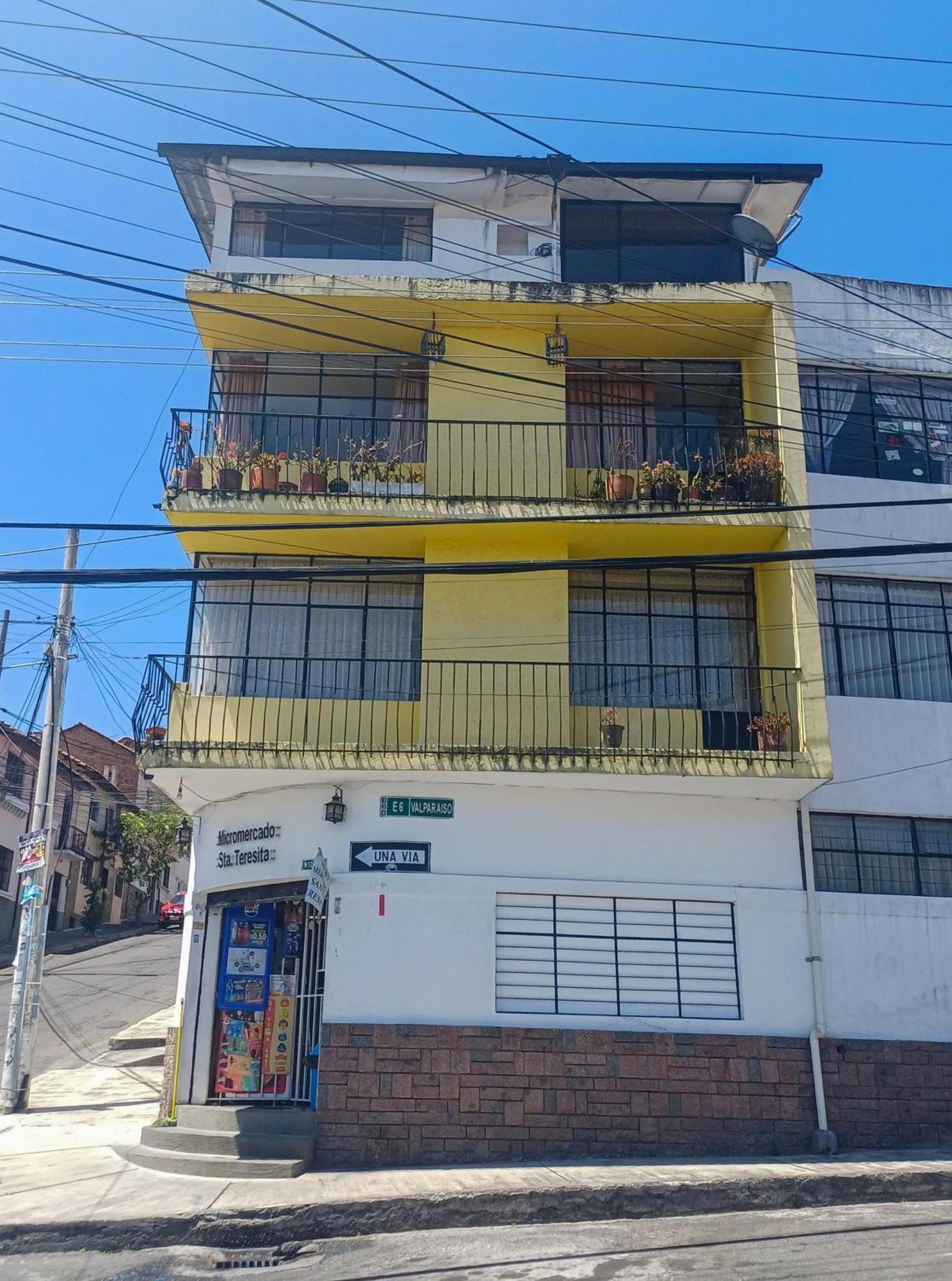 The Quito Guest House With Yellow Balconies For Travellers Zewnętrze zdjęcie
