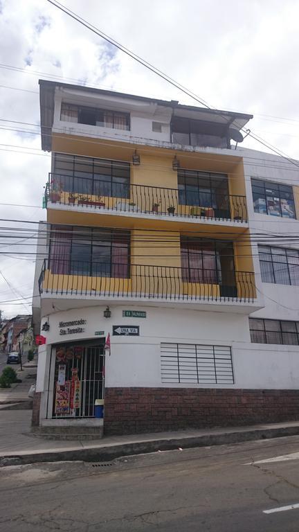 The Quito Guest House With Yellow Balconies For Travellers Zewnętrze zdjęcie