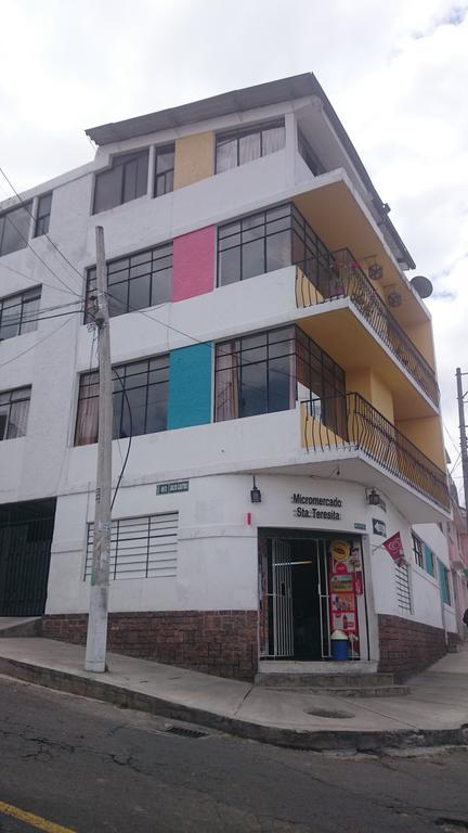 The Quito Guest House With Yellow Balconies For Travellers Zewnętrze zdjęcie