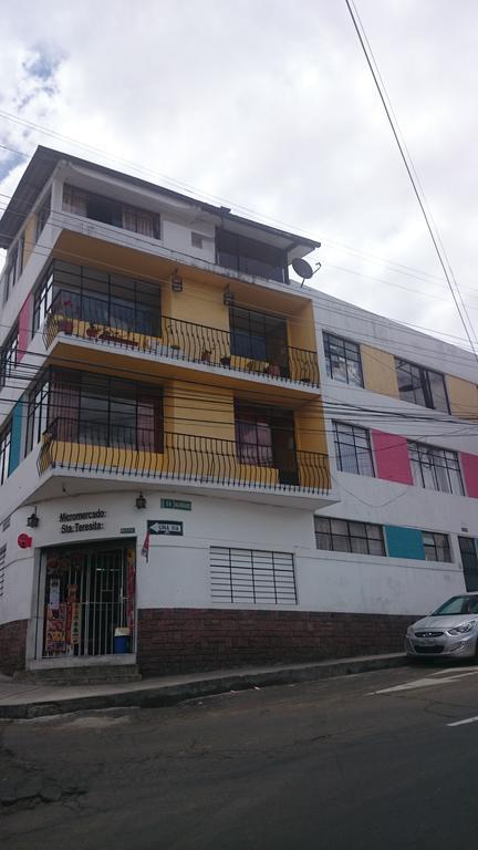 The Quito Guest House With Yellow Balconies For Travellers Zewnętrze zdjęcie