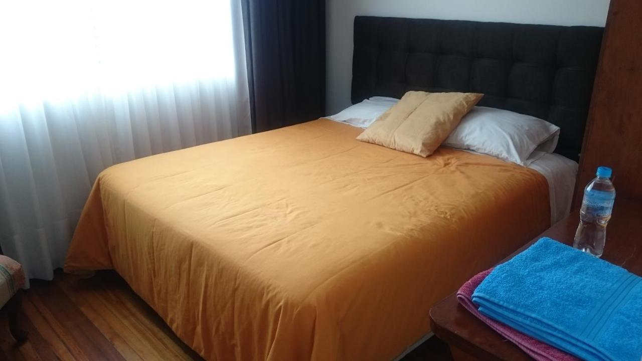 The Quito Guest House With Yellow Balconies For Travellers Zewnętrze zdjęcie
